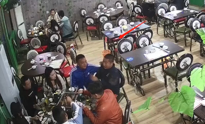  魔鬼|“冲动是魔鬼”，因长得像朋友而引斗殴，1男子拿起酒瓶就砸头