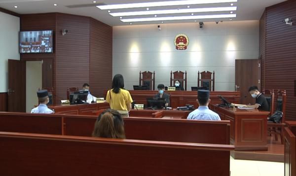  女子|因前夫不给孩子生活费，女子机场追砍前夫女友！