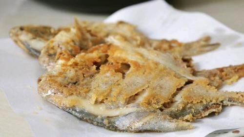  保证|鲳鱼这样煎又酥又香，保证皮不破肉不散，老公喜欢的下酒菜