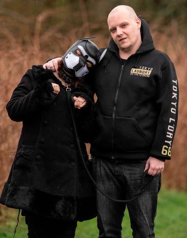 法庭|英男子让女友扮狗牵绳遛,后因又收养男宠,被“忠犬”告上法庭