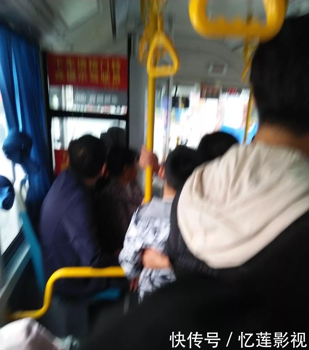次提醒乘客让座|公交车上,记者四次提醒全车人,竟无人给受伤小男孩让座……