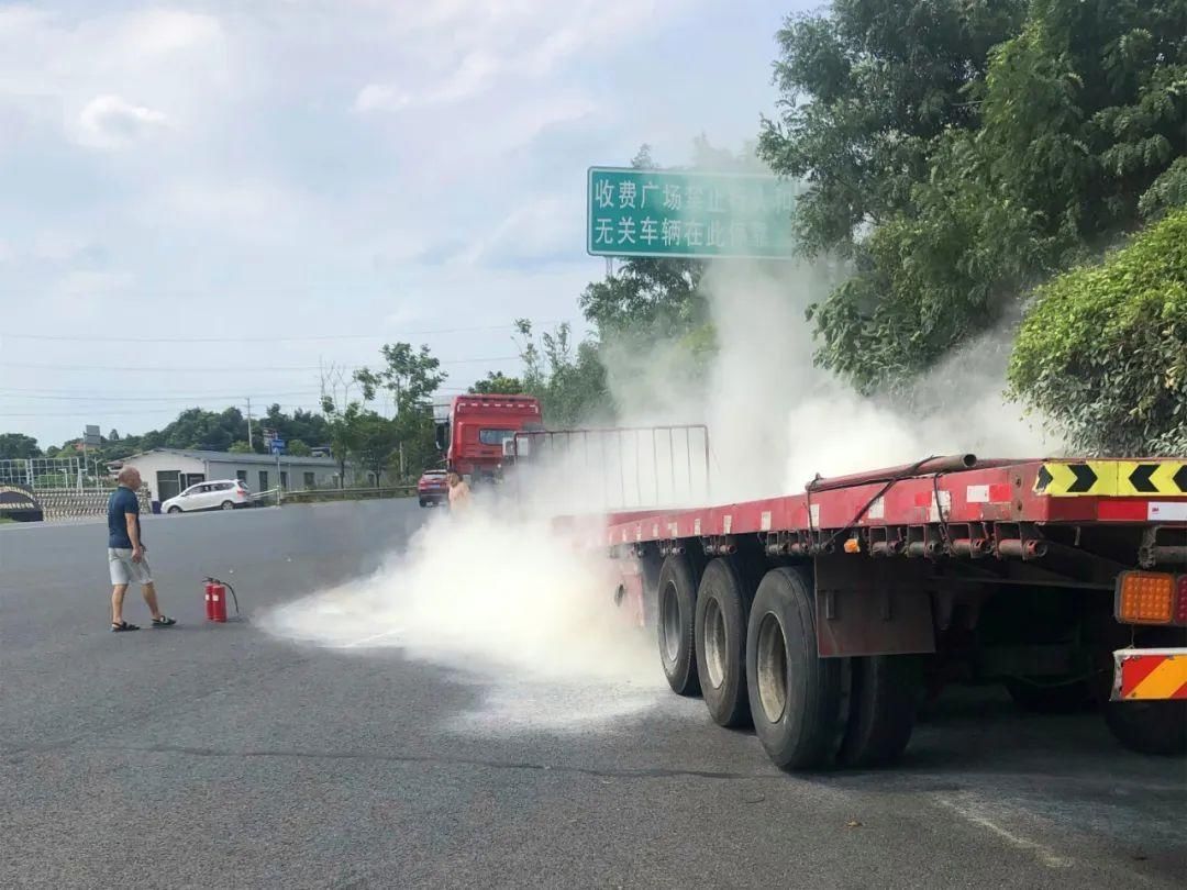  甩挂|半挂车“冒火”甩挂收费员化身“及时雨”救援