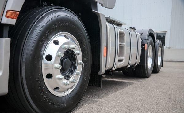  实拍|新增各种预警配置，实拍520马力现代创虎重卡，还有越野模式