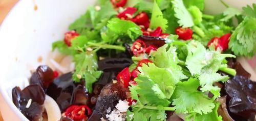  做法|洋葱拌木耳的家常做法，简单又美味，特别爽口