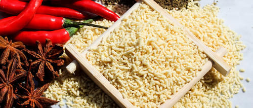  当做|这道菜农村的人喂猪吃，城里的人却当做宝，多吃对身体好处多多