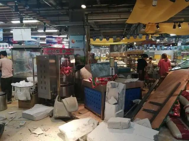  顾客|超市内突然冲进大货车，还开了几十米！顾客吓傻