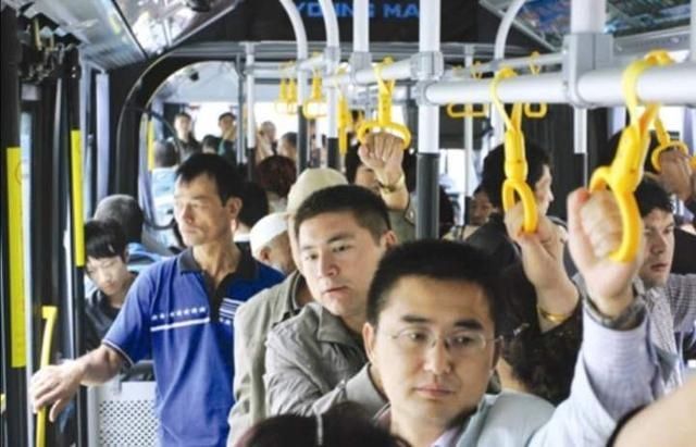 小学生|“没钱买车生什么孩子”孕妇挤公交遭羞辱,小学生帮忙回怼解气