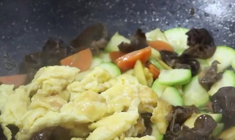 家常|西葫芦经典家常做法,做法简单,营养丰富,是道不错的下饭菜