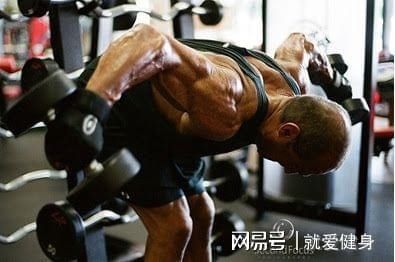  三角肌|别把窄肩怪在基因上，高手靠这些方法把它练宽！