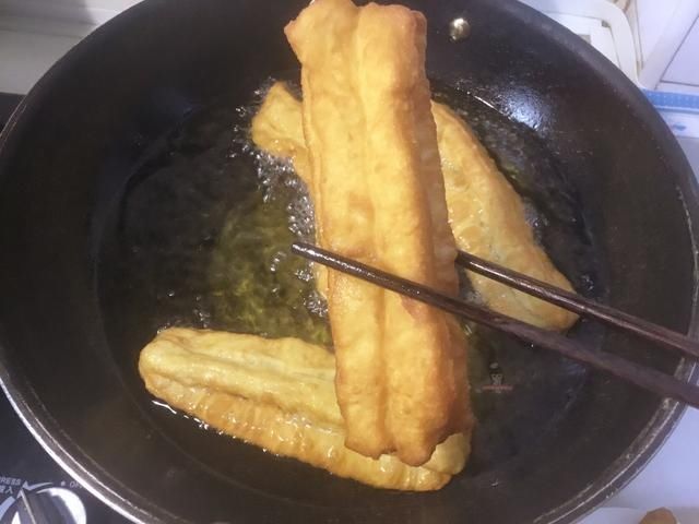 油条膨松剂|炸油条,有人用明矾,有人用泡打粉,这才是正确做法,健康好吃