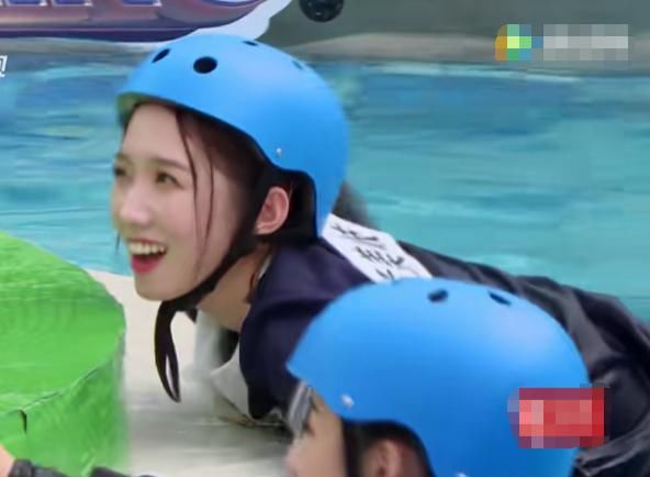  女生|孟美岐“生理期”还下水录跑男？当注意她坐下的姿势，女生看了都懂