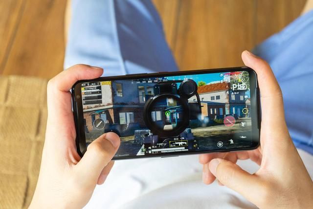  小米10至尊|国产屏幕翻身，米10超大杯携华星屏登场，别忘了还有ROG的144Hz