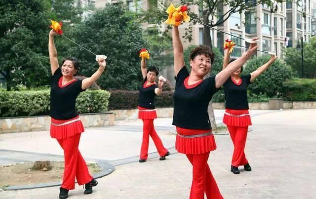 大妈|广场舞大妈被投诉，遭物业保安喷水驱赶， 大妈大打出手