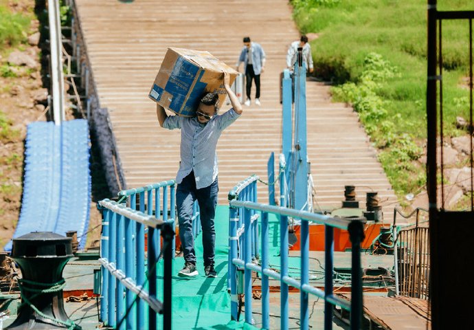  脱妆|《中餐厅》黄晓明来回10趟搬行李，累到脸肿脱妆，节目组过分了