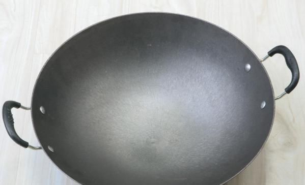 大厨|新锅不要直接用,大厨教你正确“开锅”,使用寿命长,炒菜不粘锅