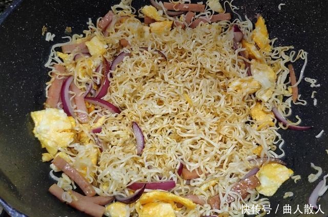 无聊|在家宅着无聊,炒个方便面解决一日三餐,美味营养,比做凉皮省事