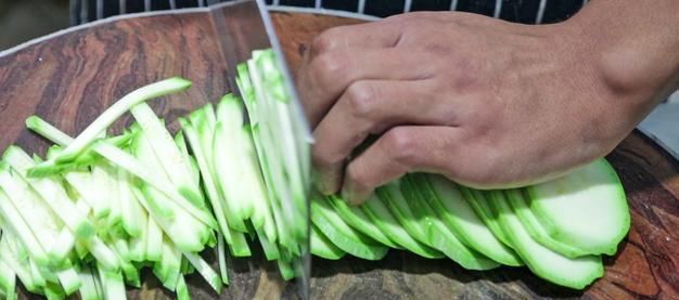  汤新|大厨教你西葫芦汤新吃法，软嫩鲜香又营养，特别适合夏季喝