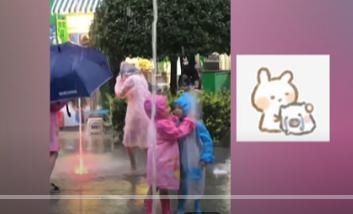 安慰|暖心！弟弟被撞倒姐姐“怒吼”对方还抱弟弟安慰