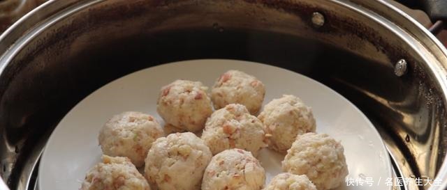 莲藕花生米丸子|吃了几十年的莲藕,这吃法第一次见,出锅鲜香味美待客有面子