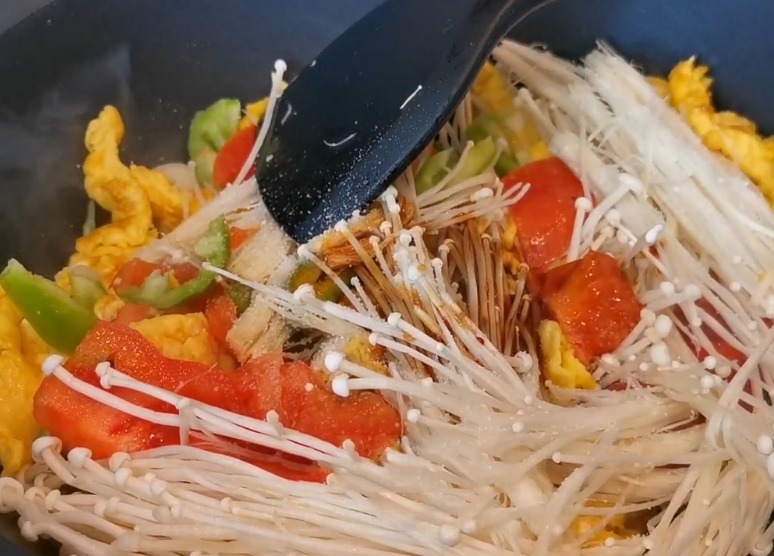 鲜香|金针菇营养非常丰富,只需要搭配一个西红柿,鲜香美味,超级下饭