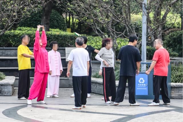 疫情防控|“口罩和一米线全忘了！我看得特着急！” 请保持距离