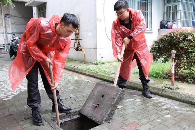 出行|杭州:志愿者加入防汛行动 保障居民出行