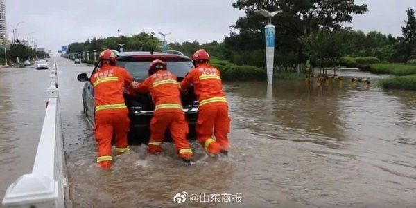  烟台|山东烟台：海阳普降大雨市区内涝严重多车被淹 消防群众联手救助