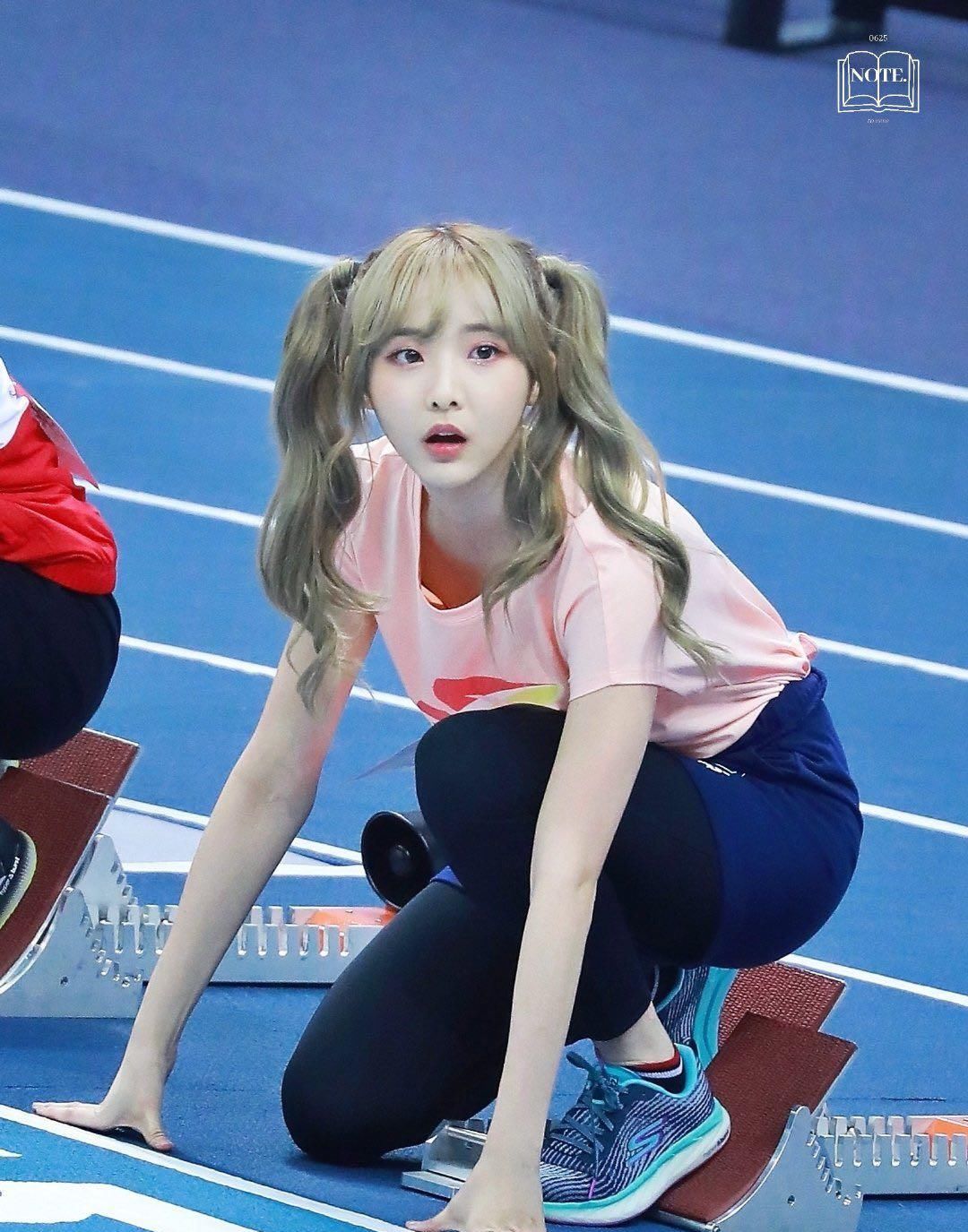  郑乃馨|硬糖少女303郑乃馨因奇怪方式出圈！R1SE翟潇闻错位顶碗图超好笑