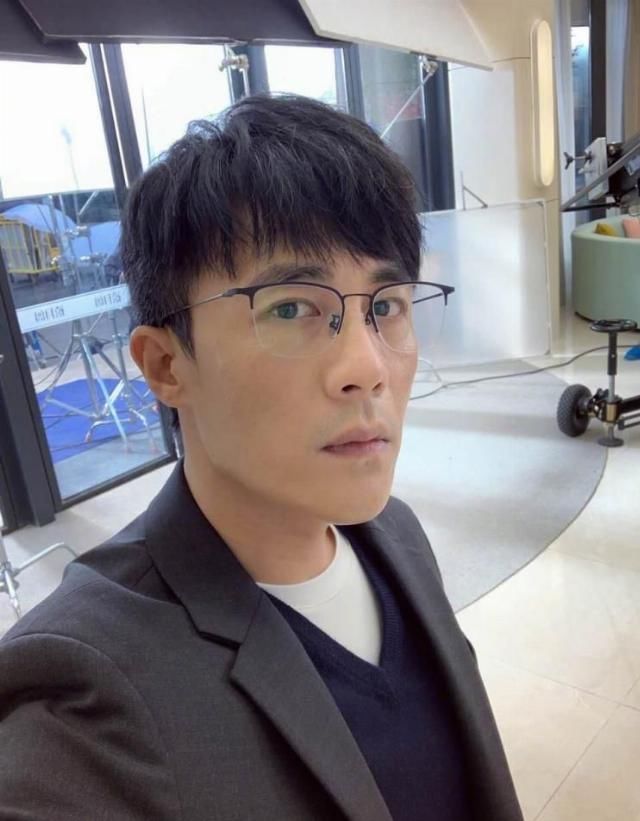  儿子|39岁杜淳谈父亲，称从不介意被叫杜志国儿子，如今两人越来越像