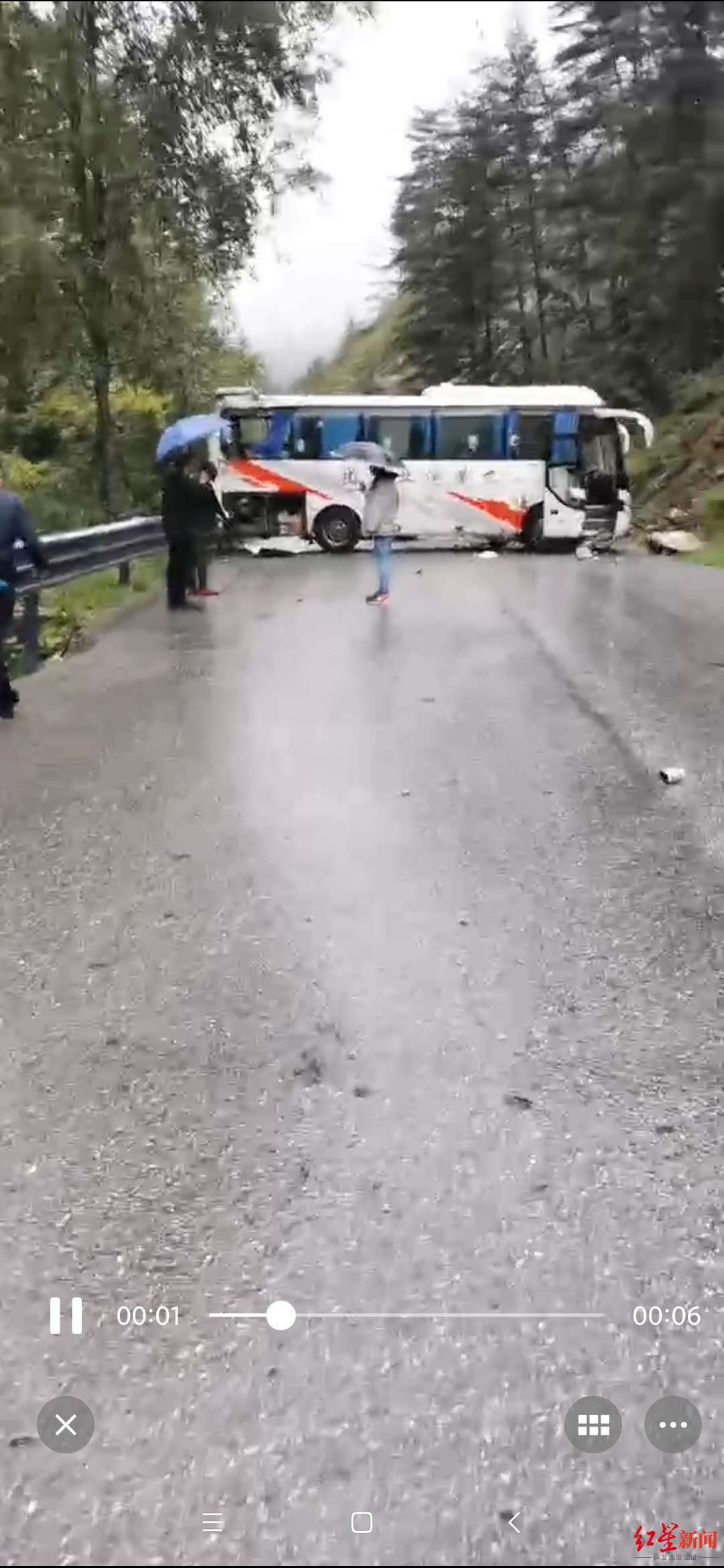  隐患|突发！九寨沟旅游大巴车被落石砸中致1死6伤 当地拉网式排查隐患