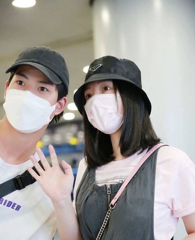 颜值|粉丝颜值太高!柳岩穿背带裤可可爱爱 获帅哥求合影温柔配合