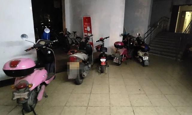 皇冠国际社|电瓶车堵了单元楼道！回家的路该谁来疏通？