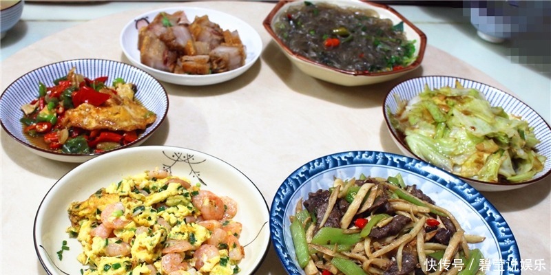 下厨|亲戚来家里送结婚喜帖,我下厨做了6菜1汤,亲戚夸我厨艺好