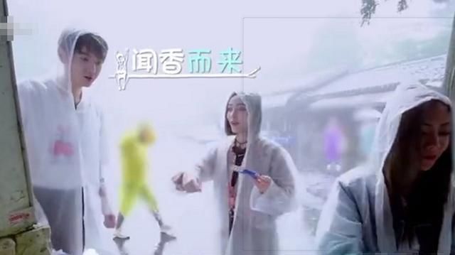 流口水|郑爽许佳琪谢可寅吃路边摊,“吃货三姐妹”上线,隔着屏幕流口水