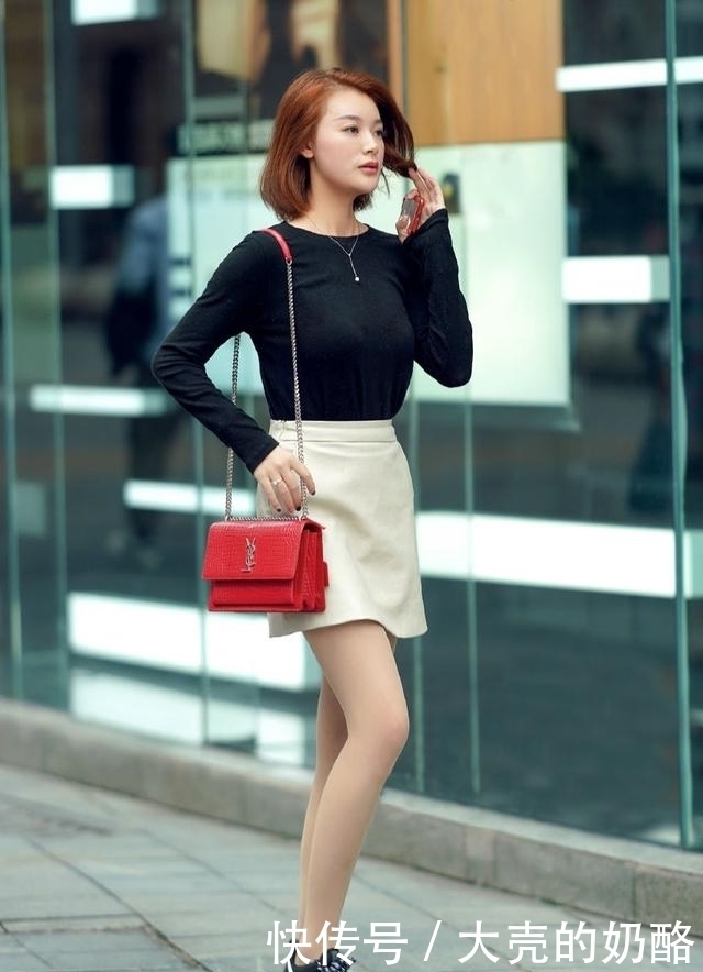 尽显|路人街拍,简约的修身设计突显气质,在不经意间尽显女神高雅品质