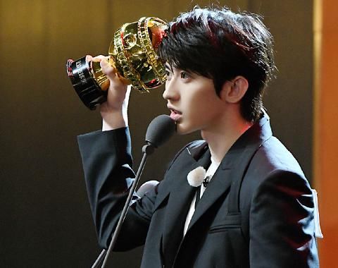  盛装|奔跑吧：baby盛装亮相时，谁注意到蔡徐坤的反应？素质不是装的