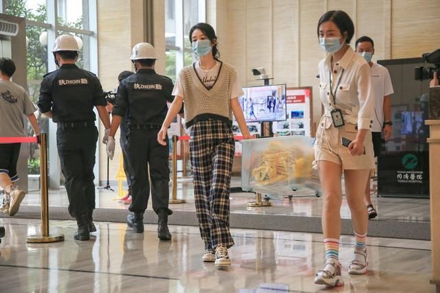  超越|《中餐厅》杀青，杨超越王俊凯等助力防洪，难怪有9大嘉宾