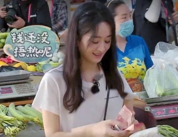  唯唯诺诺|《中餐厅4》女MC不给力，赵丽颖唯唯诺诺，李浩菲光打杂不发言