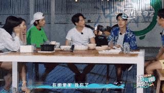  话痨|酷盖王一博开启话痨模式 王板仔的《夏日冲浪店》安利小课堂开课啦！