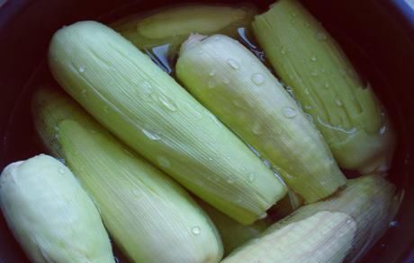  技巧|煮玉米时，清水下锅是不对的，教你1招技巧，玉米软糯更香甜