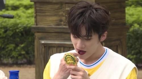  熟练|男嘉宾涂口红，郑恺相当熟练，小沈阳不忍直视，他却是全场最美！