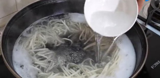 下入面条|煮面条,别再开水下锅了!牢记3点,面条爽滑筋道,不粘不坨