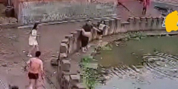  姐姐|5岁妹妹不慎落水，8岁姐姐跳水施救！万幸的是....