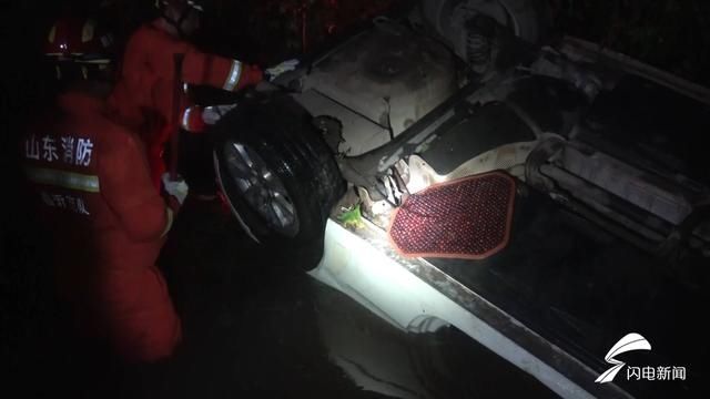  水沟|42秒丨凌晨一轿车倒扣在水沟中 雨还在下水位上涨3人被困车里