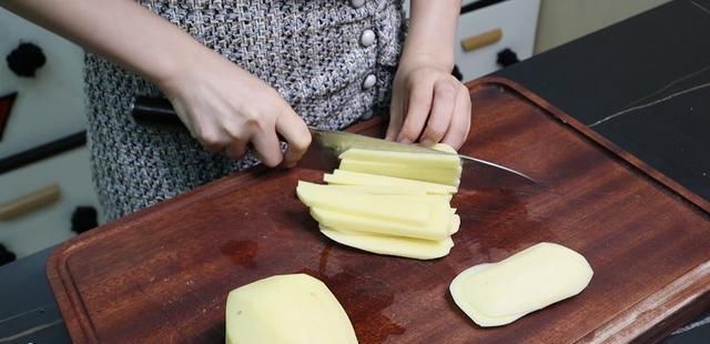 土豆|传说吃了能发财的家常下饭菜,做法简单一学就会,寓意财源滚滚