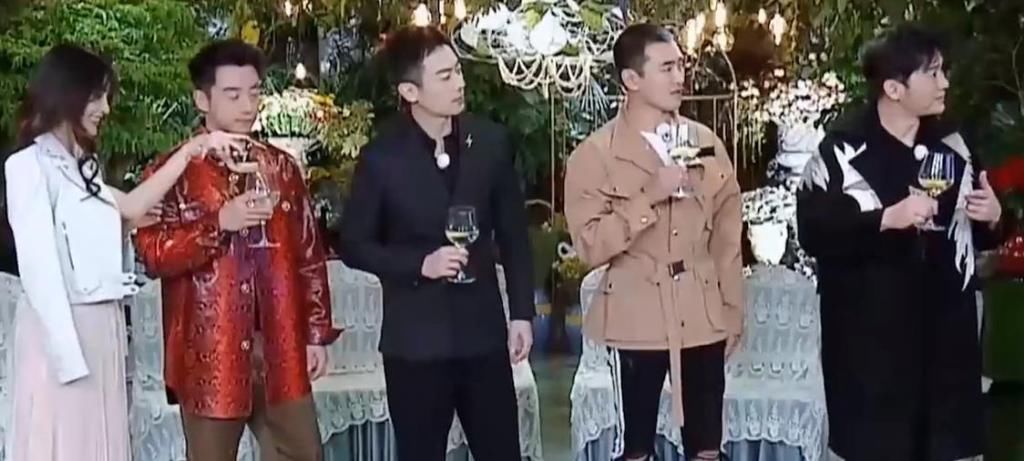  暴露|导演让baby喝“变态水”，郑恺的一个下意识动作，暴露两人真实关系！