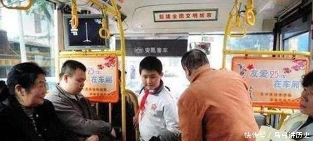 洋洋|小学生给老人让座,书包忘拿起来,老人一把摔在地上,孩子哭了