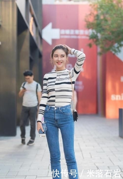  回头率|街拍：皮肤白皙的小姐姐，轻松秀出大长腿，不缺回头率