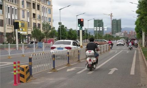  隔离护栏|还想随意调头、乱穿马路？红河蒙自这条路装了个“神器”