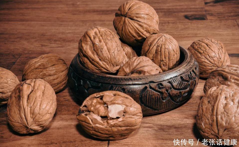 每天吃核桃坚持半年有什么效果(每天坚持吃一把核桃的人，最后怎么样了？5个好处或“不请自来”)